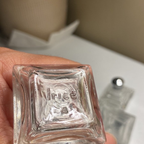 Vintage Irice Salt and Pepper Shakers - Picture 3 of 7